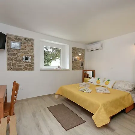 Daire Apartments Marija, Authentic Stone House, 3 Minutes From The Beach Zadar