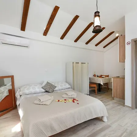 Apartments Marija, Authentic Stone House, 3 Minutes From The Beach Zadar