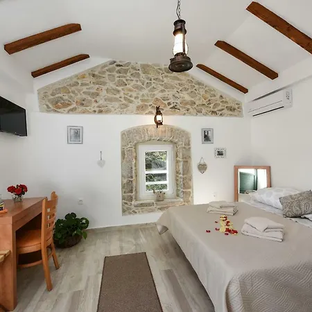 Apartments Marija, Authentic Stone House, 3 Minutes From The Beach Zadar