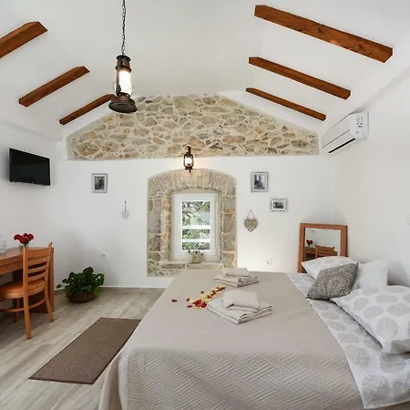 Apartments Marija, Authentic Stone House, 3 Minutes From The Beach Daire