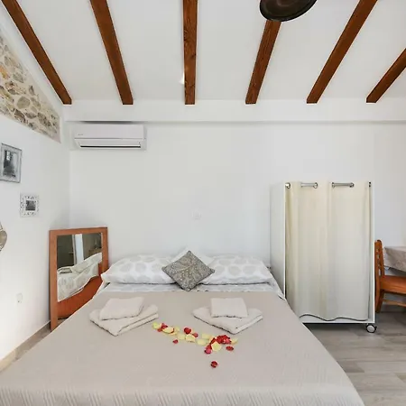 Apartments Marija, Authentic Stone House, 3 Minutes From The Beach