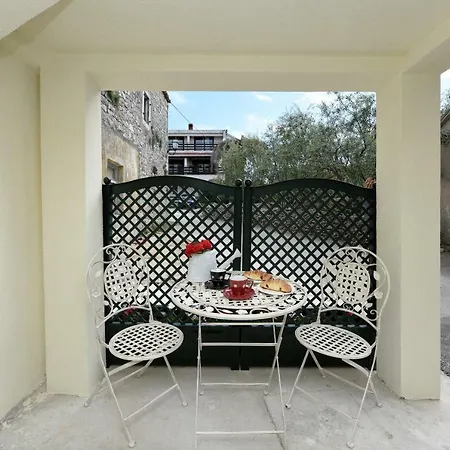 Daire Apartments Marija, Authentic Stone House, 3 Minutes From The Beach Zadar