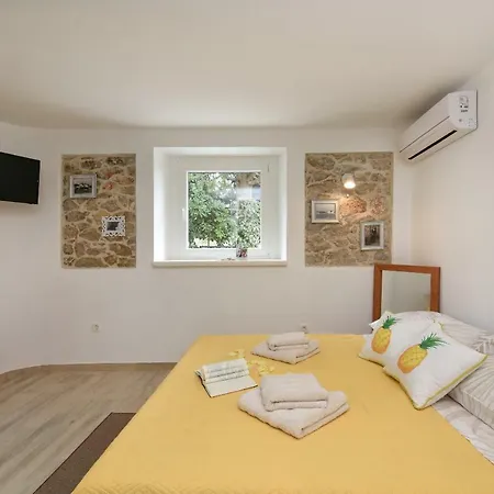 Daire Apartments Marija, Authentic Stone House, 3 Minutes From The Beach Zadar
