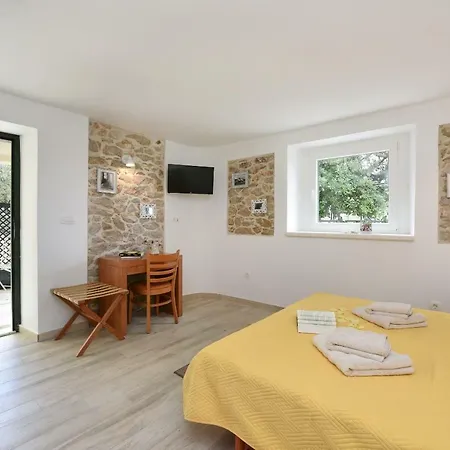 Apartments Marija, Authentic Stone House, 3 Minutes From The Beach *
