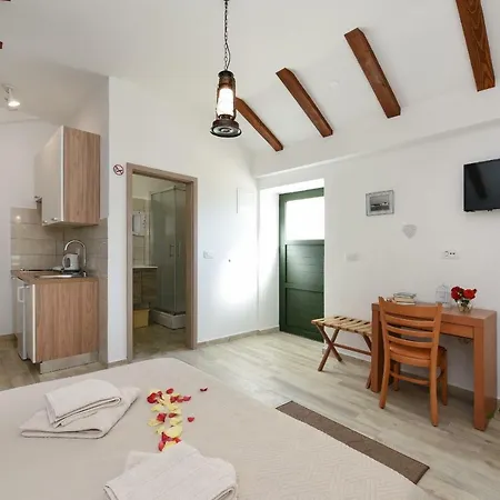 Daire Apartments Marija, Authentic Stone House, 3 Minutes From The Beach *