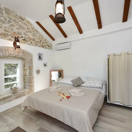 Daire Apartments Marija, Authentic Stone House, 3 Minutes From The Beach Zadar