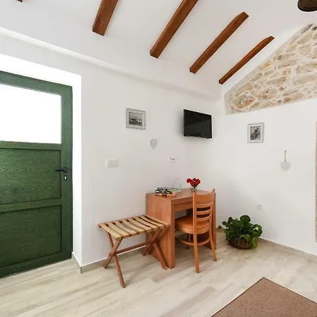Apartments Marija, Authentic Stone House, 3 Minutes From The Beach Daire Zadar