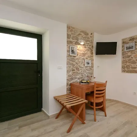 Apartments Marija, Authentic Stone House, 3 Minutes From The Beach Zadar