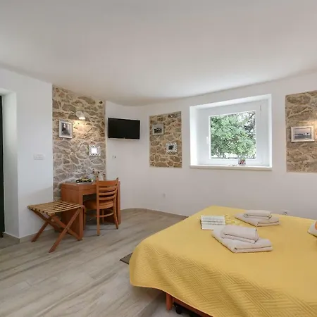Apartments Marija, Authentic Stone House, 3 Minutes From The Beach
