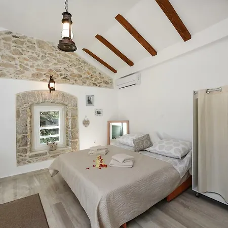 Apartments Marija, Authentic Stone House, 3 Minutes From The Beach Zadar